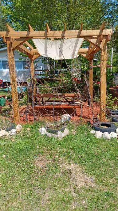 Lac-Simon Le Petit Cottage Du Grand Boise מראה חיצוני תמונה