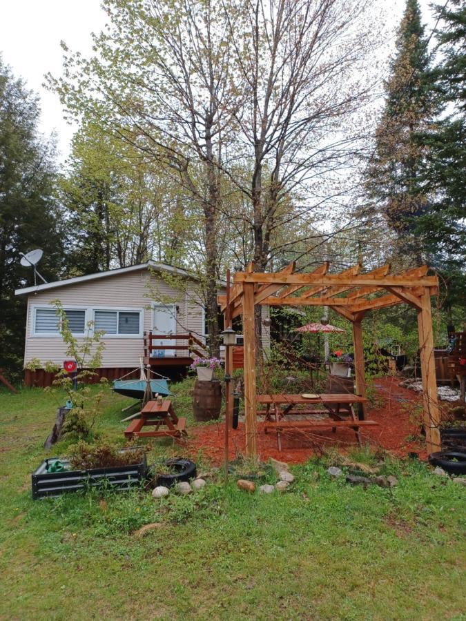 Lac-Simon Le Petit Cottage Du Grand Boise מראה חיצוני תמונה